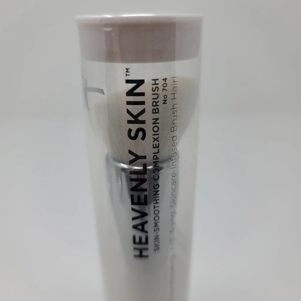 IT Cosmetics Heavenly Skin Skin-Smoothing Complexion Brush No 704 Angled New